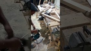 Банная дверь на клиньях ласточкин хвост из ситовой    древесины.