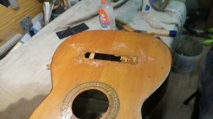 Ремонт гитары, замена струнодержателя.