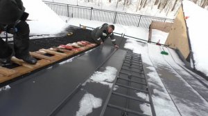 Процесс монтажа фальцевой кровли. Двойной стоячий фальц #КРОВЛЯ #СМОЛЕНСКИЙ_КРОВЕЛЬЩИК