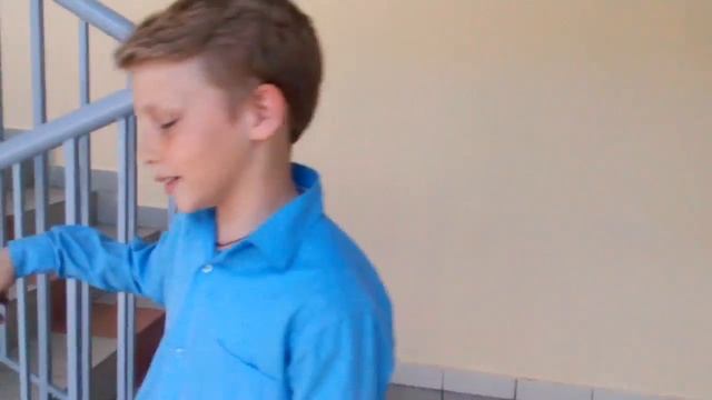 Ярикккк ногожоп ... КАК СПУСКАТЬСЯ ПО ЛЕСТНИЦЕ смотреть онлайн