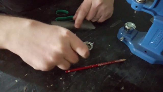 Обтяжка пуговиц тканью. Как сделать обтяжку пуговиц для каретной стяжки. смотреть онлайн