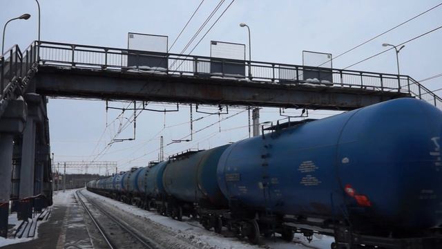"Зелёный баян!" ВЛ11-030А/037 с наливным поездом отправляется со станции Яхрома. смотреть онлайн
