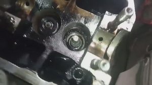 Замена маслосъёмных колпачков в АУДИ 80 1.8 1990г