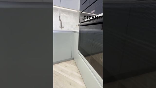 Быстрый обзор кухни на заказ в нежных оттенках зелёного и серого. Подробнее по ссылке в комментария смотреть онлайн