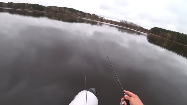 КАК ПОЙМАТЬ ХИЩНИКА В ХОЛОДНОЙ ВОДЕ. РЫБАЛКА НА СПИННИНГ смотреть онлайн