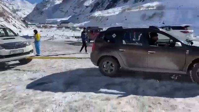 Duster pull out Fortuner from Black Ice at Atal Rohtang Tunnel - Snow Drive - RoadTripper on Wheels смотреть онлайн