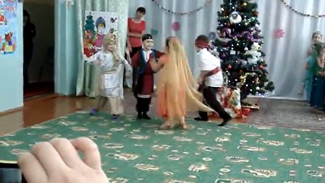 " Индийская сказка" дети детского сада " Медвежонок", танцуют как настоящие индийцы. смотреть онлайн