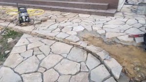 Устройство дорожек и площадок из натурального камня.