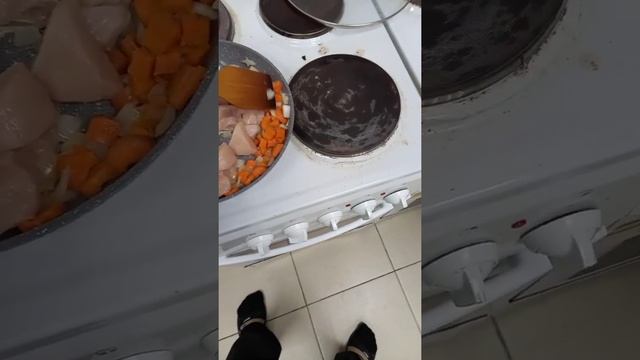 Кулинарное шоу - макароны с курицей на сковороде. смотреть онлайн