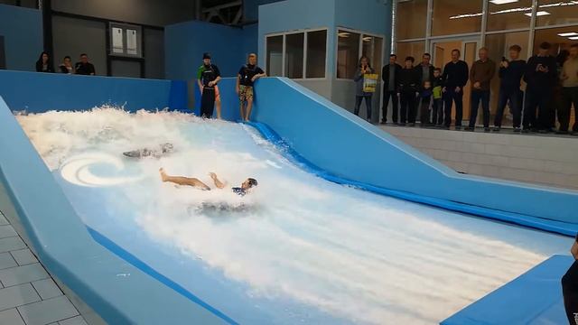 В СК "Альбатрос" в Балакове состоялся тестовый запуск искусственной волны для сёрфинга смотреть онлайн