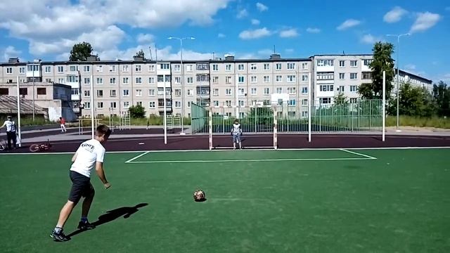 ПОПАДИ В МАЛЕНЬКИЕ ВОРОТА ЧТОБЫ ВЫЖИТЬ смотреть онлайн