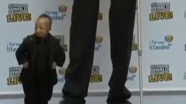 Самый маленький и огромный человек мира смотреть онлайн