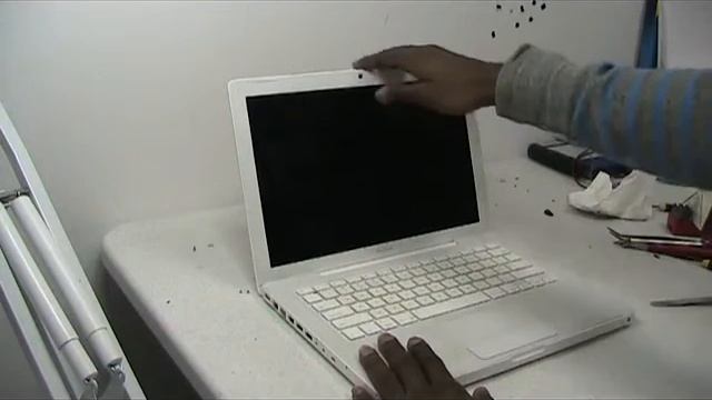 How to remove a battery on an Apple Macbook A1181 смотреть онлайн