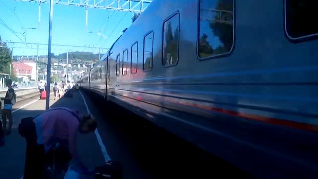 Станция Лоо отправляется поезд 83/84 Москва-Адлер смотреть онлайн