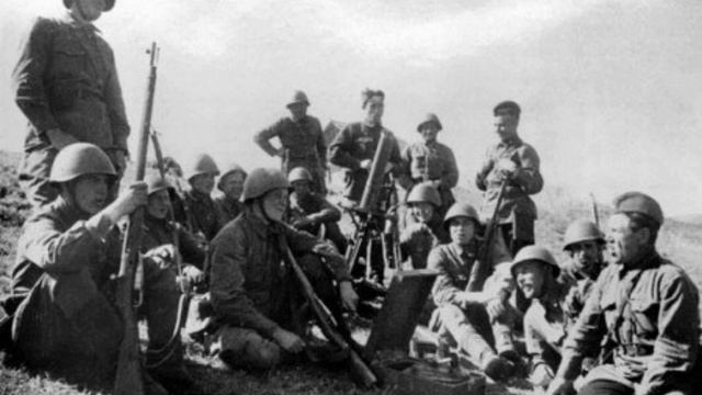 Прожектор шарит осторожно по пригорку и ночь от этого нам кажется темней... Вениамина Баснера... смотреть онлайн