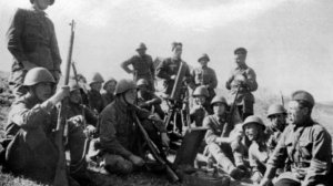 Прожектор шарит осторожно по пригорку и ночь от этого нам кажется темней... Вениамина Баснера...