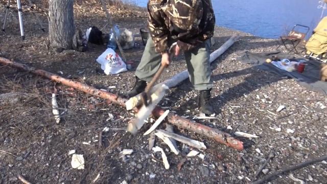 Таежный топор у эвенка, рубка дров смотреть онлайн