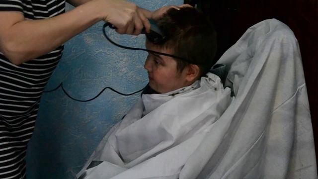 Если очень хочется стричь, то можно))) Первая стрижка Клоуна Нафталина) смотреть онлайн