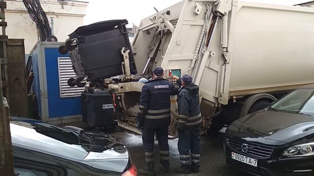 WHITE GARBAGETRUCK или БЕЛЫЙ МУСОРОВОЗ.  Что за мусоровоз? Очень быстрый!