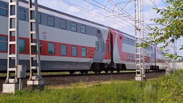 ЭП1-367 с двухэтажным поездом 358С Имеретинский курорт - Уфа прибывает на станцию Тихорецкая.