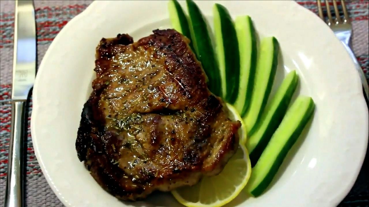 Сочный стейк из свинины на Старый Новый Год! Прожарка получается идеальной,мясо мягким,сочным. смотреть онлайн