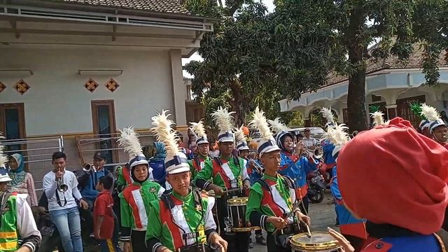 Terbaru !!! GEMA TSAHDU MARCHING BAND - Java Middle (Perform Desa Bandungrejo Pengajian Cak Nun) смотреть онлайн