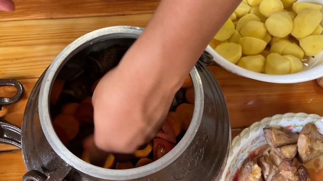 Говяжий ребра с овощами в афганском казане. Можно есть кости. смотреть онлайн