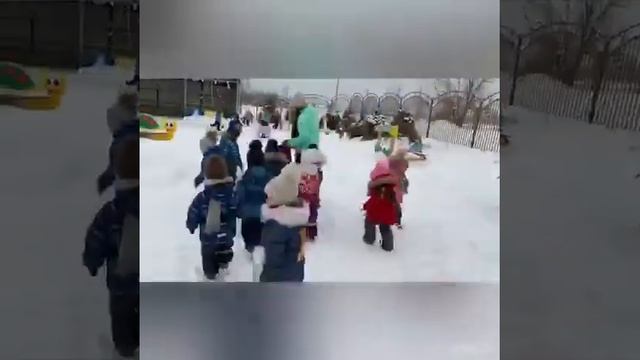 На свежем снегу отлично видны следы птиц и зверей.