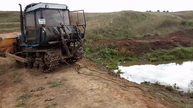 Агромаш 90ТГ. Вытаскивает трубу. смотреть онлайн