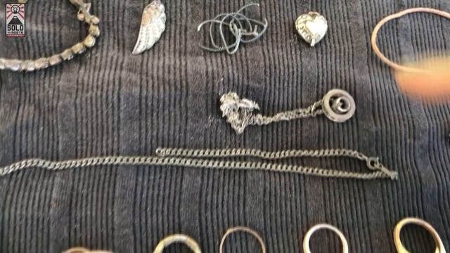НАШЛИ: СЕРЕБРЯНЫЕ, ЗОЛОТЫЕ И ПЛАТИНОВЫЕ ЮВЕЛИРНЫЕ УКРАШЕНИЯ, КУЧУ САМОКАТОВ, БРОШЕННУЮ ЛОДКУ смотреть онлайн
