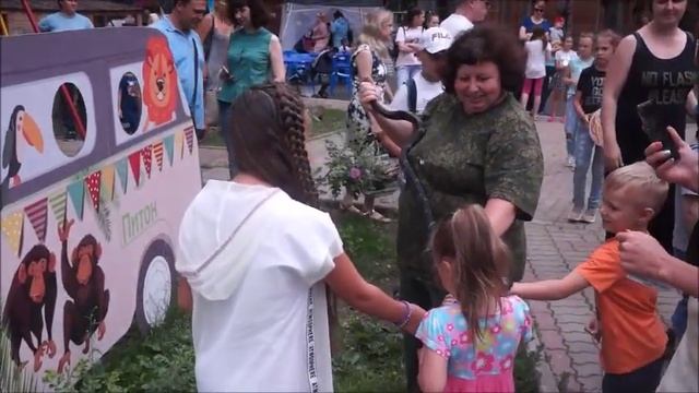 На празднике воздушных шаров и мороженого юные жители Комсомольска научились рисовать на воде смотреть онлайн