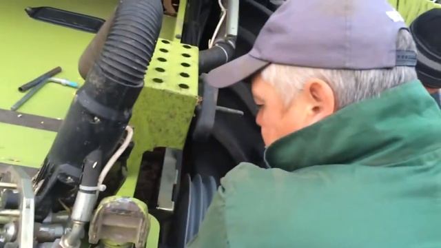 Установка шкива наклонной камеры комбайна Тукано 470 смотреть онлайн