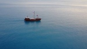 Красивый корабль на море