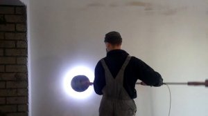 Шлифование шпаклевки с применением шлифовальной машины и пылесоса