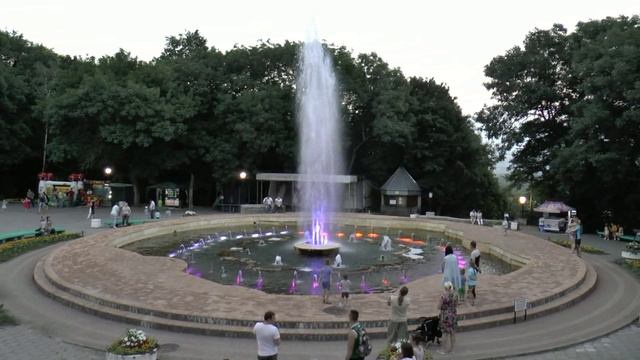 Курортный Железноводск_вечер у фонтана смотреть онлайн