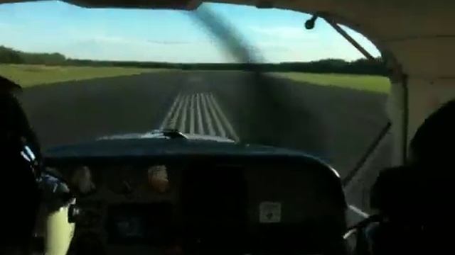 Beechcraft 180 landing at Bromont airport, Québec смотреть онлайн