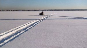 Снегоход с двигателем Урал на второй передаче.