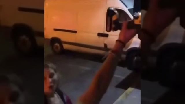 Шуроповерт в руках у девушки