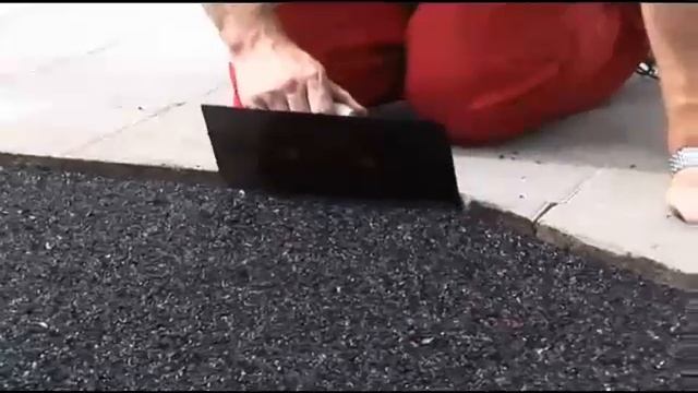 Укладка покрытия из резиновой крошки на детской площадке