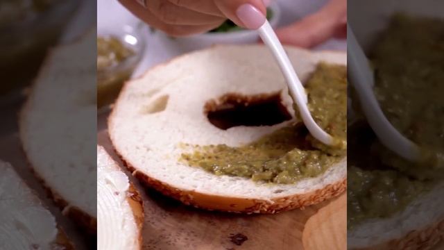 Бейгл со сливочным маслом и семгой смотреть онлайн