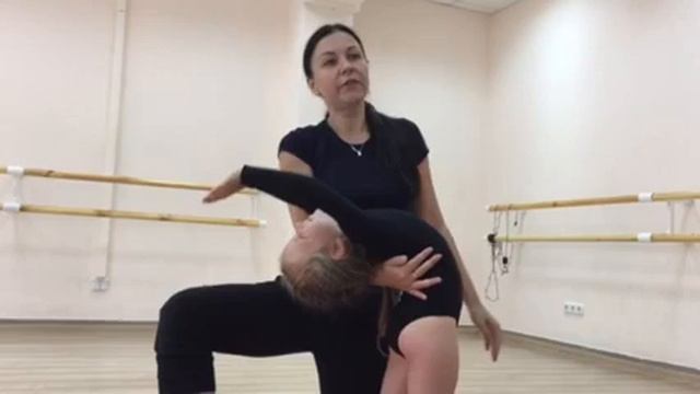 Студия танцев Виктории Мухиной.Как научить ребёнка делать мостик стоя .Приятного просмотра . смотреть онлайн