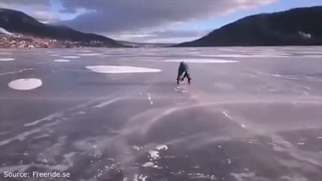 Катается по льду на бензопиле смотреть онлайн