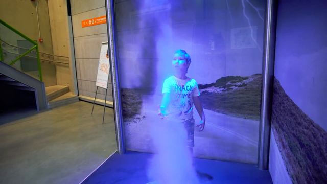 Что внутри самого крутого научно-развлекательного центра?! смотреть онлайн