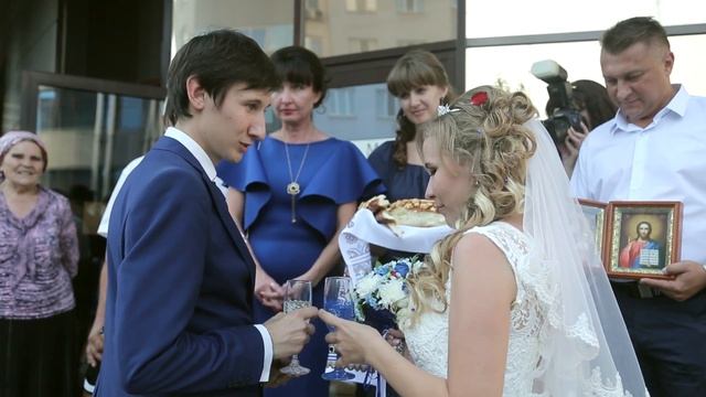 Как гости и родители встречали молодых возле ресторана смотреть онлайн