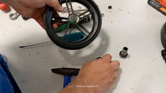 замена камеры / подшипников на переднем колесе электросамоката CARMEGA CROW 8 смотреть онлайн