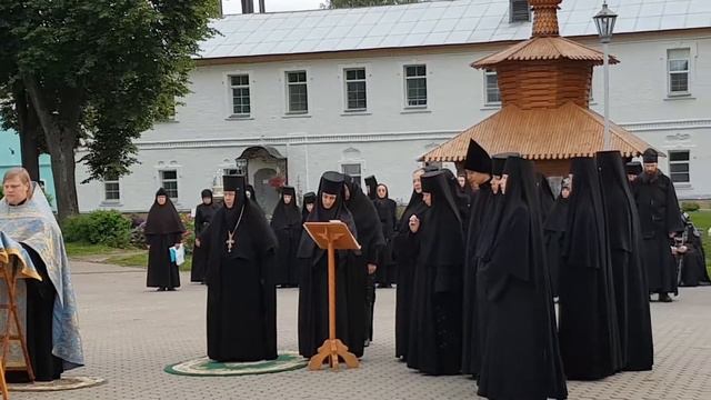 В обители отслужили молебен при безведрии смотреть онлайн