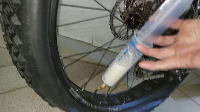 Заливаю герметик в покрышку смотреть онлайн