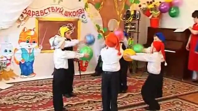 ТАНЕЦ ГНОМОВ С МЯЧАМИ смотреть онлайн