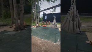Укладка резиновой плитки под детскую площадку. Работают только девочки
