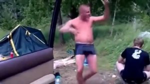 Парень круто танцует